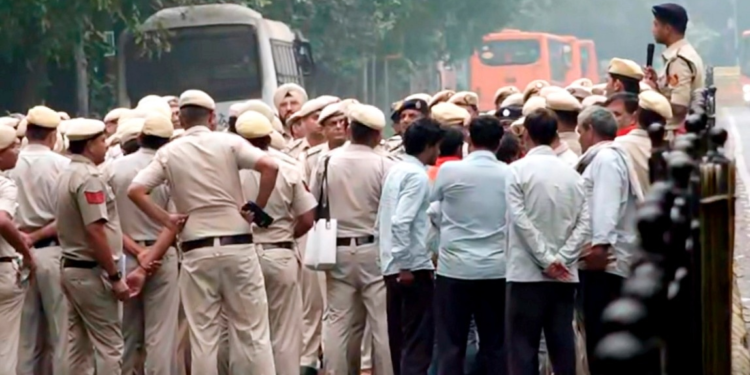 कनॉट प्लेस पर किसान नेता, तो PTI बिल्डिंग के पास 50 प्रदर्शनकारी हिरासत में, जगह-जगह हंगामा