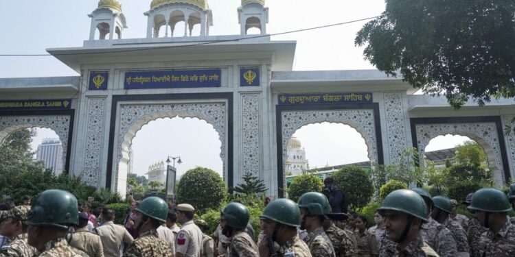 दिल्ली प्रोटेस्ट: बंगला साहिब में घुसे प्रदर्शनकारी, गुरुद्वारा कमेटी ने जताई आपत्ति