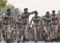 पुलिस ने खदेड़ा तो कनॉट प्लेस में प्रदर्शनकारियों ने की पत्थरबाजी, वीडियो आया सामने