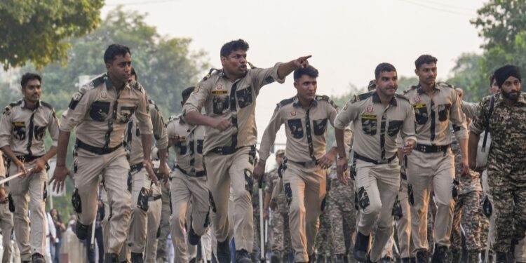 पुलिस ने खदेड़ा तो कनॉट प्लेस में प्रदर्शनकारियों ने की पत्थरबाजी, वीडियो आया सामने