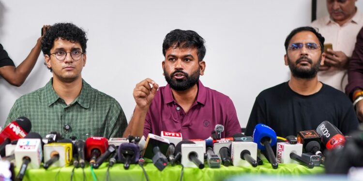 अभिजीत दिपके, सौरव दास और आशुतोष रांका को कोर्ट ने छोड़ा, इस शर्त पर दी रिहाई… CJP बोली- कॉकरोच कभी नहीं मरते