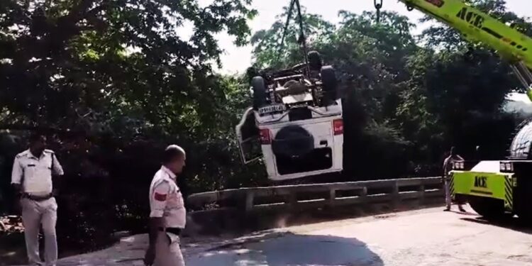 चित्रकूट में भीषण हादसा: मैहर जा रही श्रद्धालुओं से भरी बोलेरो झूरी नदी में गिरी, 2 की मौत, 4 लोग घायल