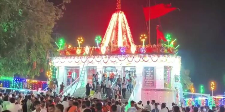 मैहर: नवरात्रि में मां शारदा के दरबार में उमड़े श्रद्धालु, 1038 सीढ़ियां चढ़कर किए दर्शन