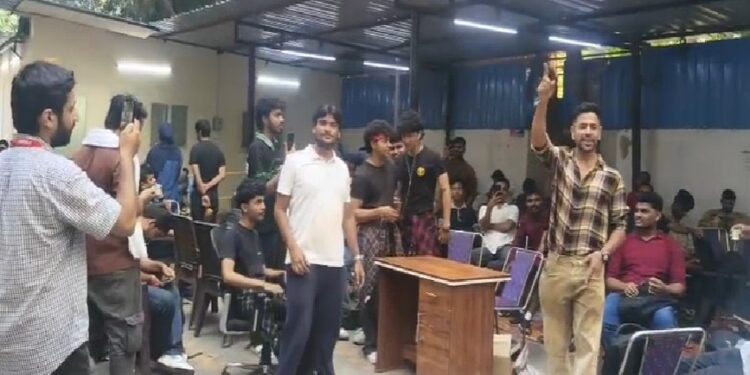 फ्री नाश्ता मिलते ही प्रदर्शनकारियों ने लगाए नारे, ‘एक चाय और 2 समोसा… दिल्ली पुलिस पर पूरा भरोसा’