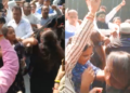 दिल्ली: कांग्रेस और बीजेपी कार्यकर्ता आपस में भिड़े, गाली-गलौच का आरोप, VIDEO