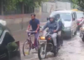 बारिश के बीच सड़क पर रेंग रही गाड़ियां, धीमा हुआ ट्रैफिक, दिल्ली बारिश के VIDEO