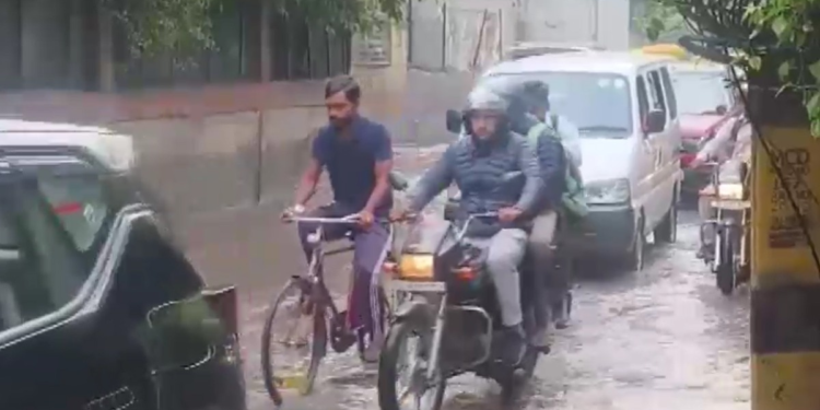 बारिश के बीच सड़क पर रेंग रही गाड़ियां, धीमा हुआ ट्रैफिक, दिल्ली बारिश के VIDEO