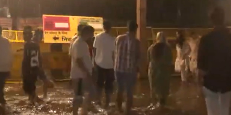 दिल्ली-NCR में तेज हवाओं के साथ जोरदार बारिश, पारा गिरने के बाद बढ़ी ठंडक