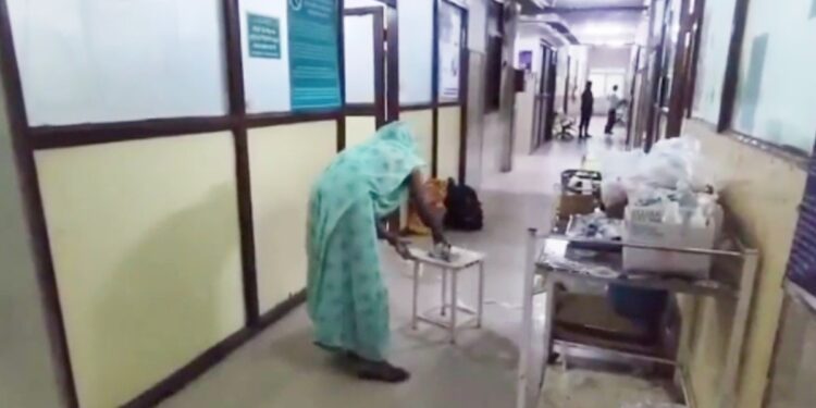 स्टूल और फर्श पर गंदगी साफ करती दिखी मरीज की मां…. MP के दमोह जिला अस्पताल का वीडियो, नर्सिंग स्टाफ पर लगे गंभीर आरोप