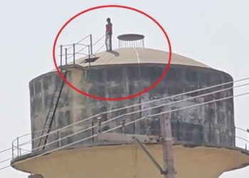 VIDEO: भाई ने छीना मोबाइल तो 60 फीट ऊंची टंकी पर चढ़ा 12 साल का बच्चा, घंटों अटकी परिजनों की सांसें