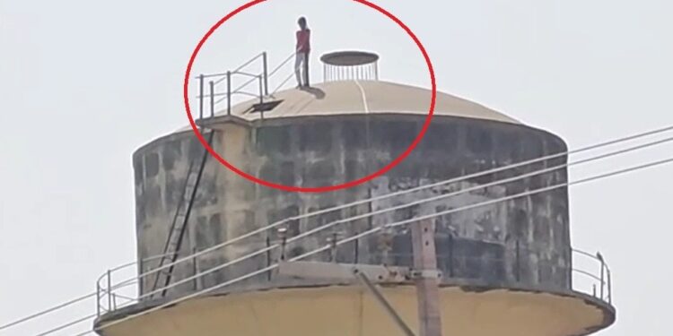 VIDEO: भाई ने छीना मोबाइल तो 60 फीट ऊंची टंकी पर चढ़ा 12 साल का बच्चा, घंटों अटकी परिजनों की सांसें