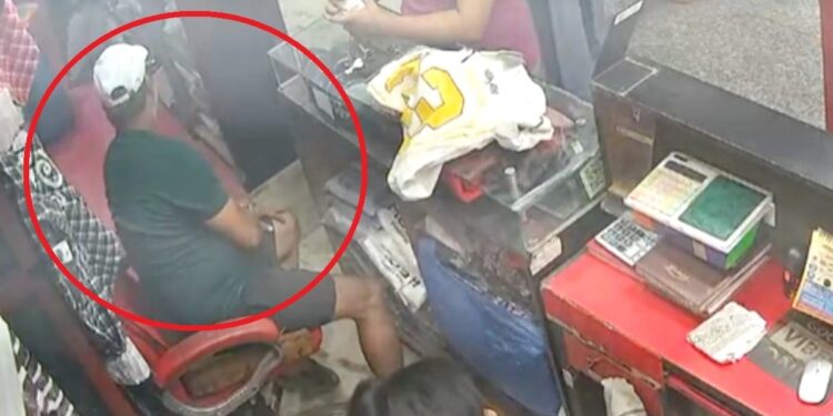 सीना पकड़कर गिरा और फिर उठा नहीं…  कुछ ही सेकंड में बिगड़ी तबीयत और हो गई मौत; दुकान के कैमरे में कैद खौफनाक पल