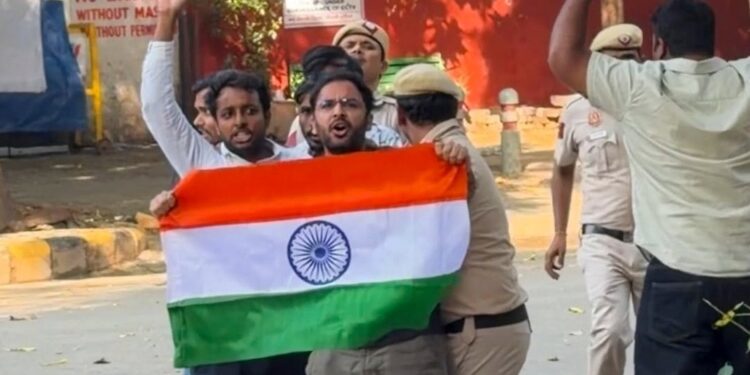 CJP के सौरव दास और आशुतोष रांका पर FIR, जेडीयू दफ्तर का गेट फांदकर जंतर-मंतर पर किया था प्रदर्शन