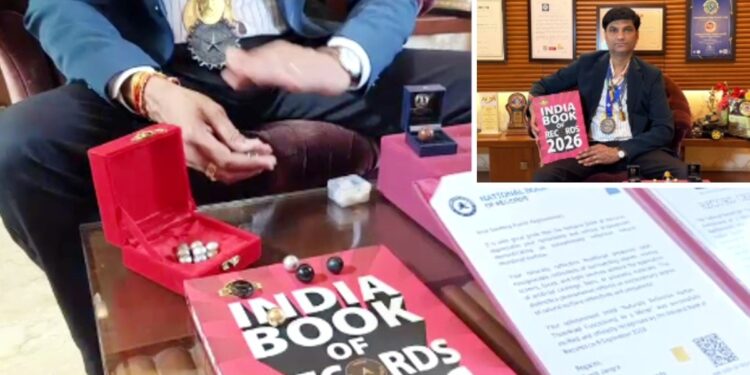 मिट्टी को नाखून से रगड़कर बना देते हैं आईना… हाथ की उंगली बनी हस्त रेखा विज्ञान का बड़ा रहस्य, मिले 4 वर्ल्ड बुक अवॉर्ड