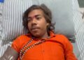 छतरपुर में पर्ची निकालकर इलाज करने वाले बाबा पैर के पास सांप देखते ही हुए बेहोश, अस्पताल में कराना पड़ा भर्ती