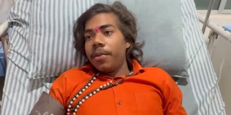 छतरपुर में पर्ची निकालकर इलाज करने वाले बाबा पैर के पास सांप देखते ही हुए बेहोश, अस्पताल में कराना पड़ा भर्ती