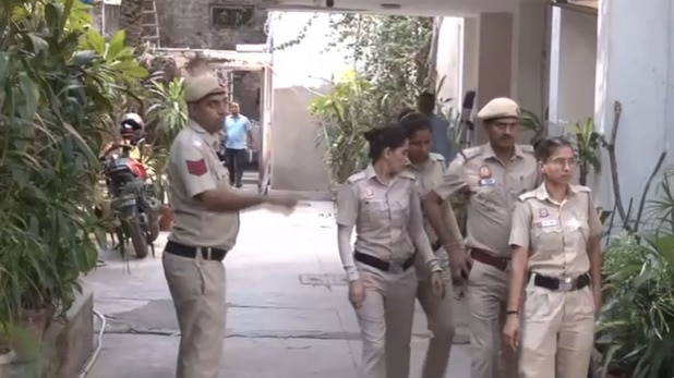दिपके के घर पहुंची पुलिस, दिल्ली में ‘तिरंगा यात्रा’ से पहले एक्शन, देखें VIDEO