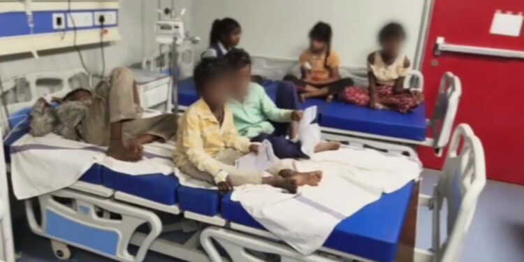 MP: बैतूल के भीमपुर में 32 बच्चों की अचानक बिगड़ी तबीयत, दूध-केला खाने के बाद शुरू हुईं उल्टियां