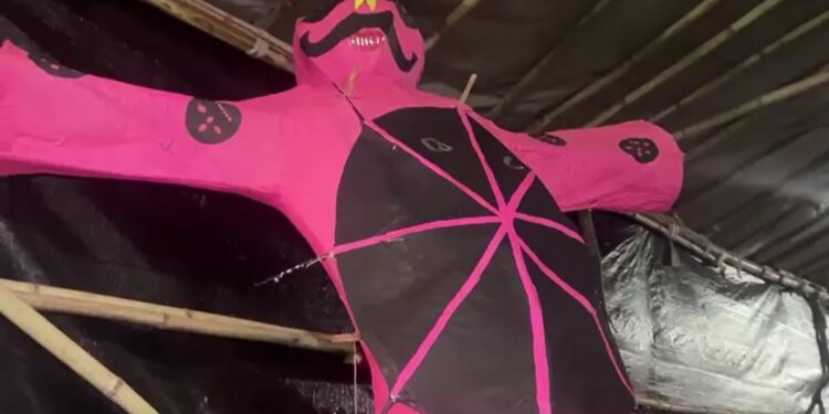 30 फीट की ऊंचाई, कॉकरोच और आतिशबाजी… दिल्ली की रामलीला में तैयार हो रहे अनोखे पुतले की कहानी