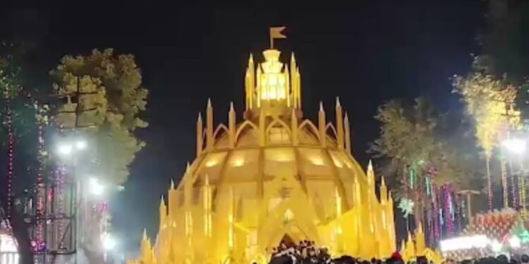 सुंदरबन के पत्तों से बनी मां दुर्गा… पंडाल में उमड़ा भारी जनसैलाब, अद्भुत प्रतिमा से नहीं हट रही लोगों की नजर