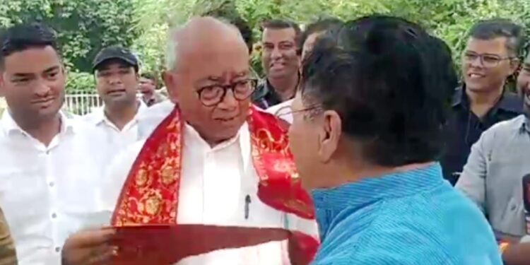‘ओम नमः शिवाय’ लिखे दुपट्टे पर दिग्विजय सिंह ने पूछा- कामरेड का इससे क्या लेना-देना?