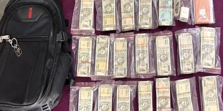 ट्रेन में सो रहा था यात्री और पार हो गया 10 लाख से भरा बैग… कुछ इस तरह चोर तक पहुंची रेल पुलिस